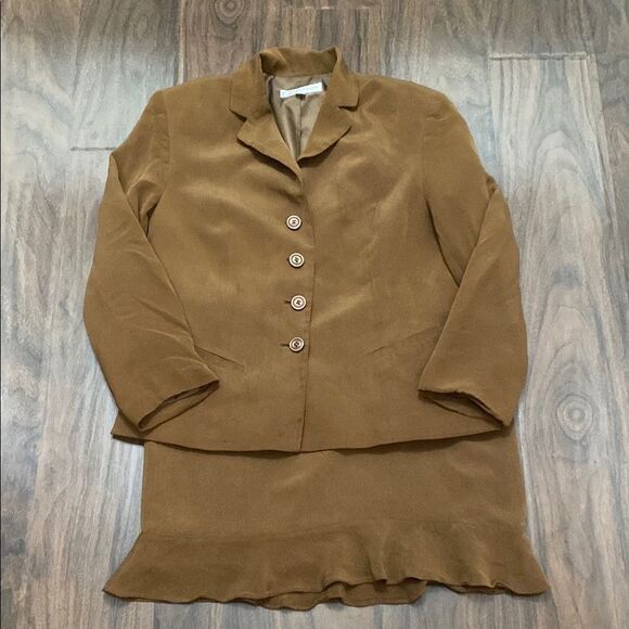 dressbarn Dresses & Skirts - Vintage Dressbarn Brown Caramel Blazer and Skirt Suit 100% Silk